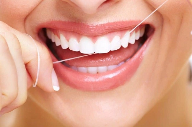 نخ دندان کشیدن ایمپلنت دندان