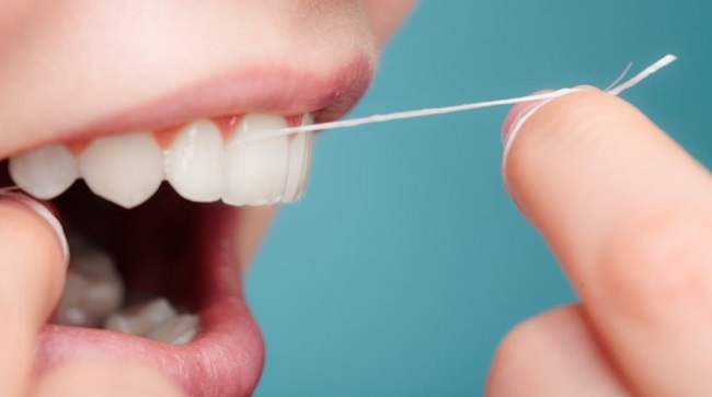 نخ دندان کشیدن ایمپلنت دندان
